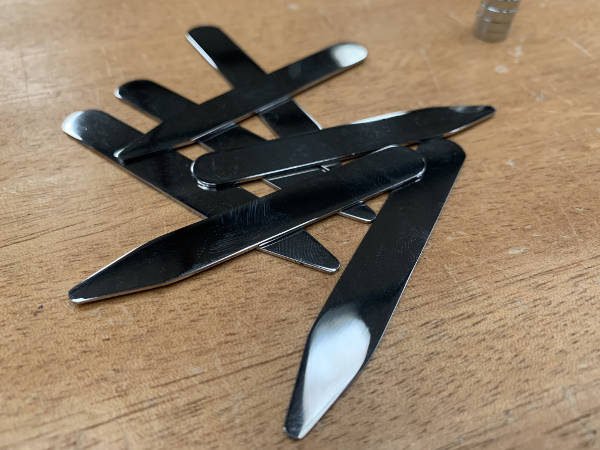 x1 pair of metal collar stays with magnets
